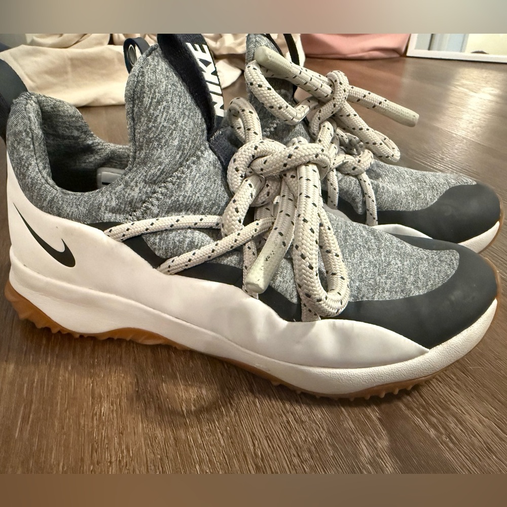 Nike loop sneakers